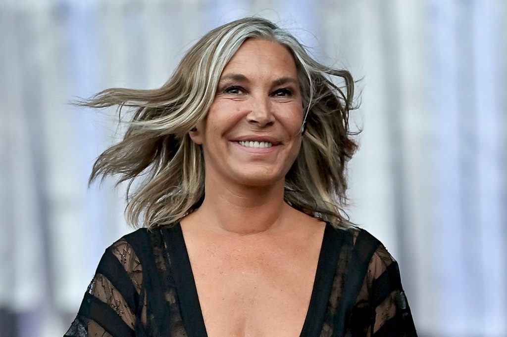 > "Portrait d’une artiste variété française en top noir à manches dentelle, cheveux ondulés blond foncé – visuel intime Vibes Concert"