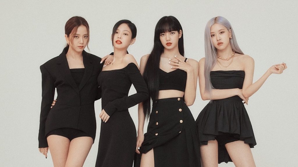 > "Groupe de quatre artistes variété internationale en tenues noires élégantes sur fond clair – visuel stylisé Vibes Concert"