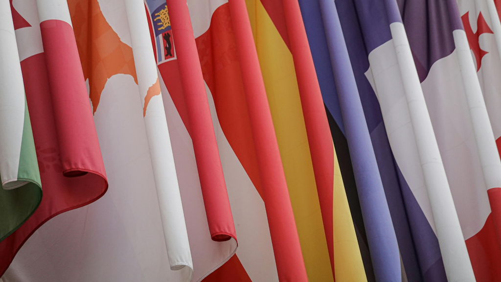 Gros plan sur des drapeaux de différents pays flottant, symbolisant la catégorie musicale Variété Internationale.